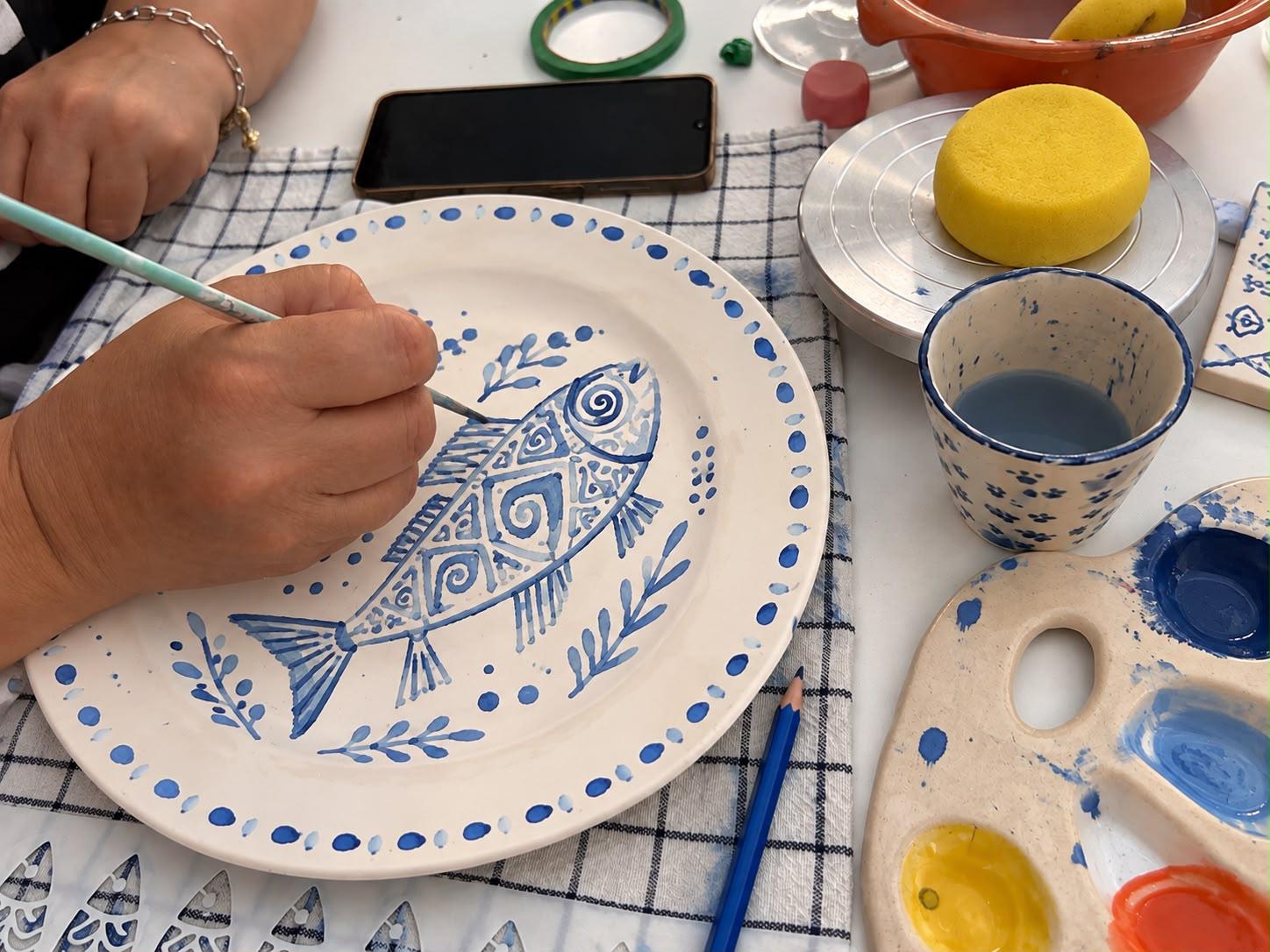 Plato pintado a mano con un pez azul