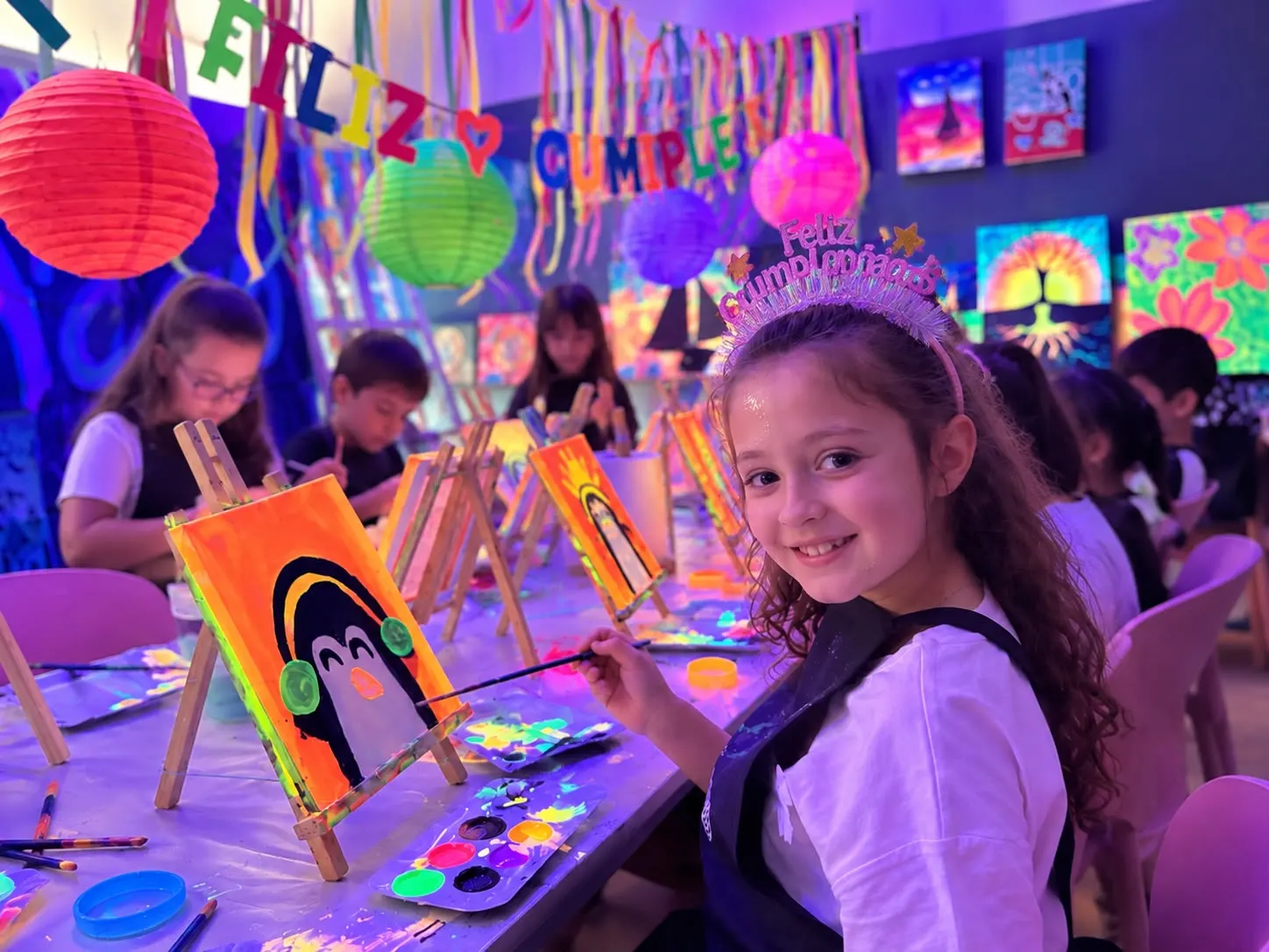 Cumpleaños infantil pintando cuadros neón con corona y decoración festiva en Bspark, Celebrar algo