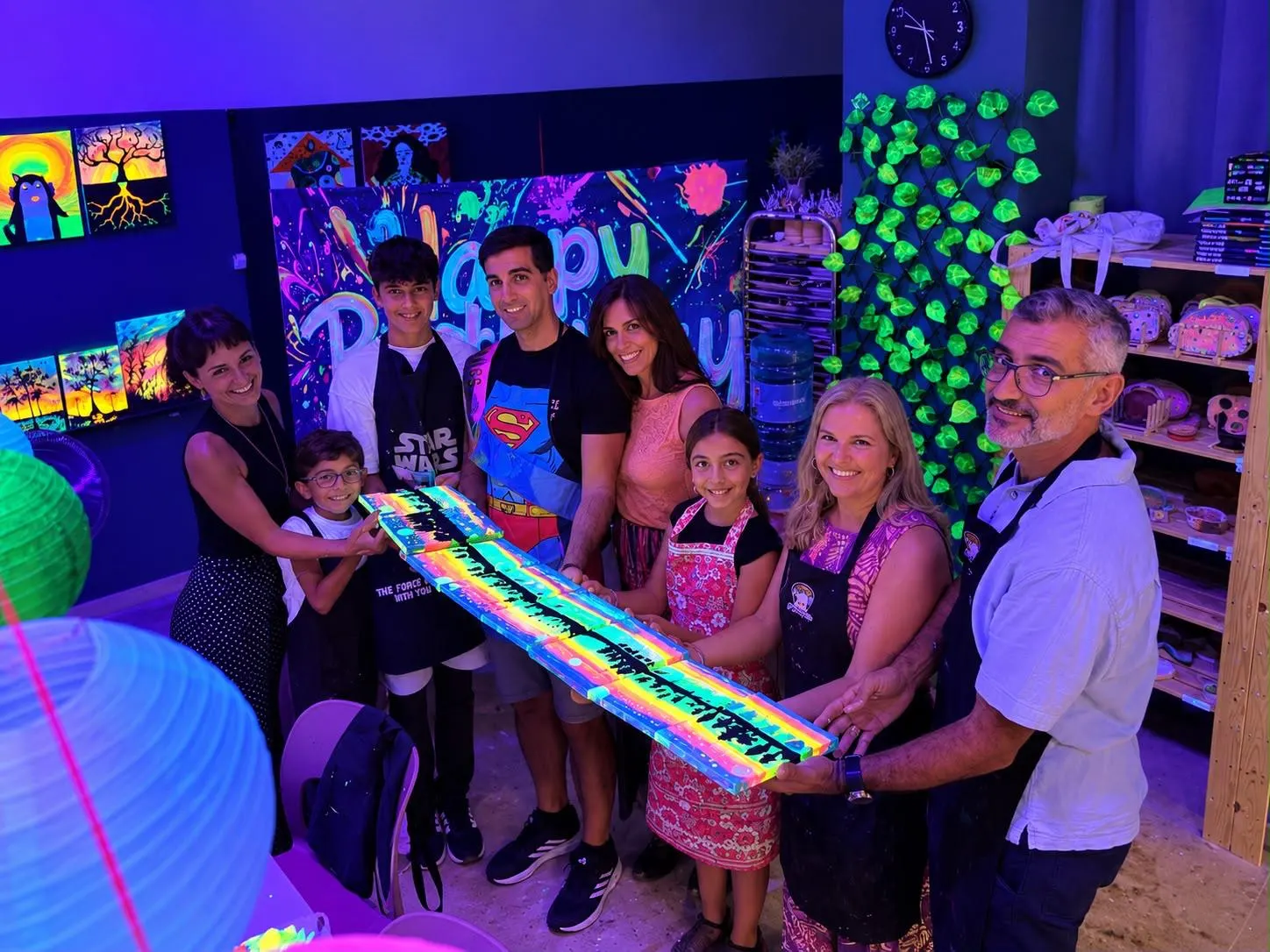 Familias y niños con un mural fluorescente bajo luz ultravioleta en Bspark Fuengirola (galería, foto 4)