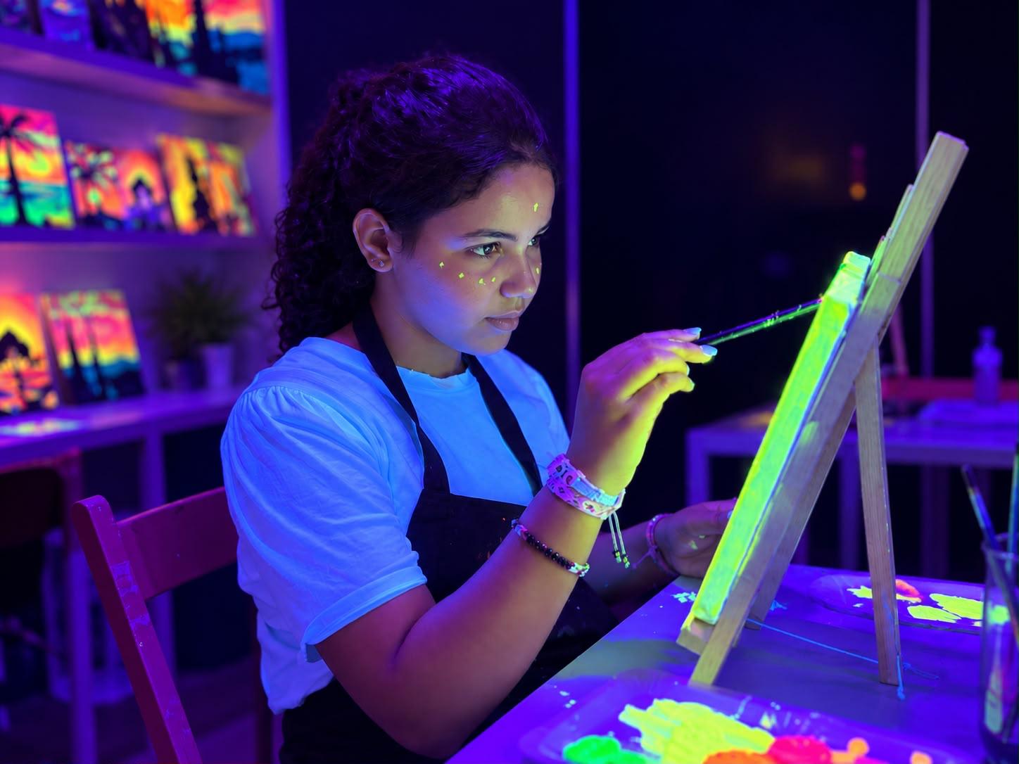 Pintando con pintura fluorescente en el campamento