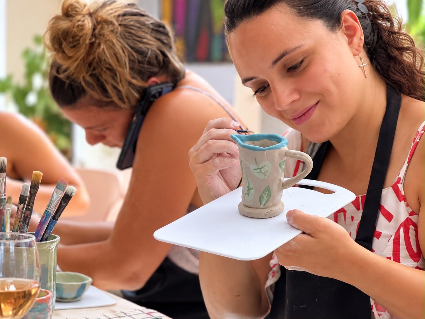 Pintando una taza modelada a mano